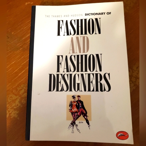 Dictionary of Fashion and Fashion Designers - Used Book - Picture 1 of 3